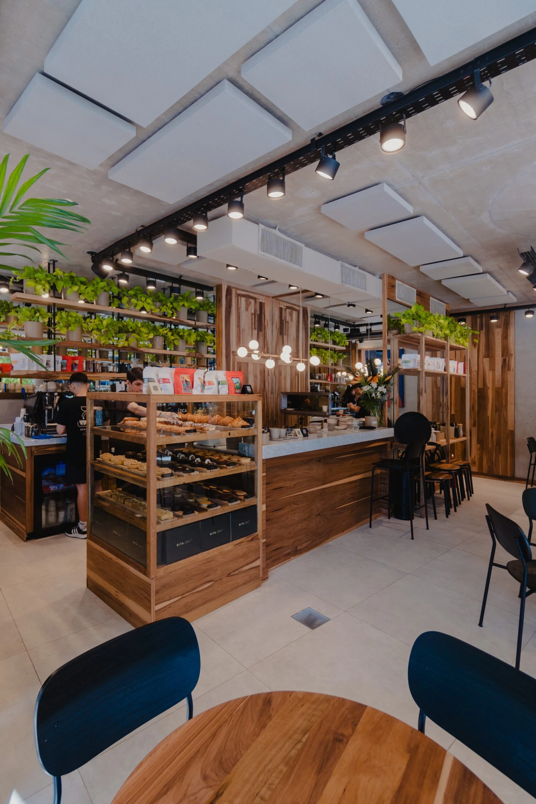 Madera y hormigón visto crean un balance entre lo industrial y lo artesanal. 