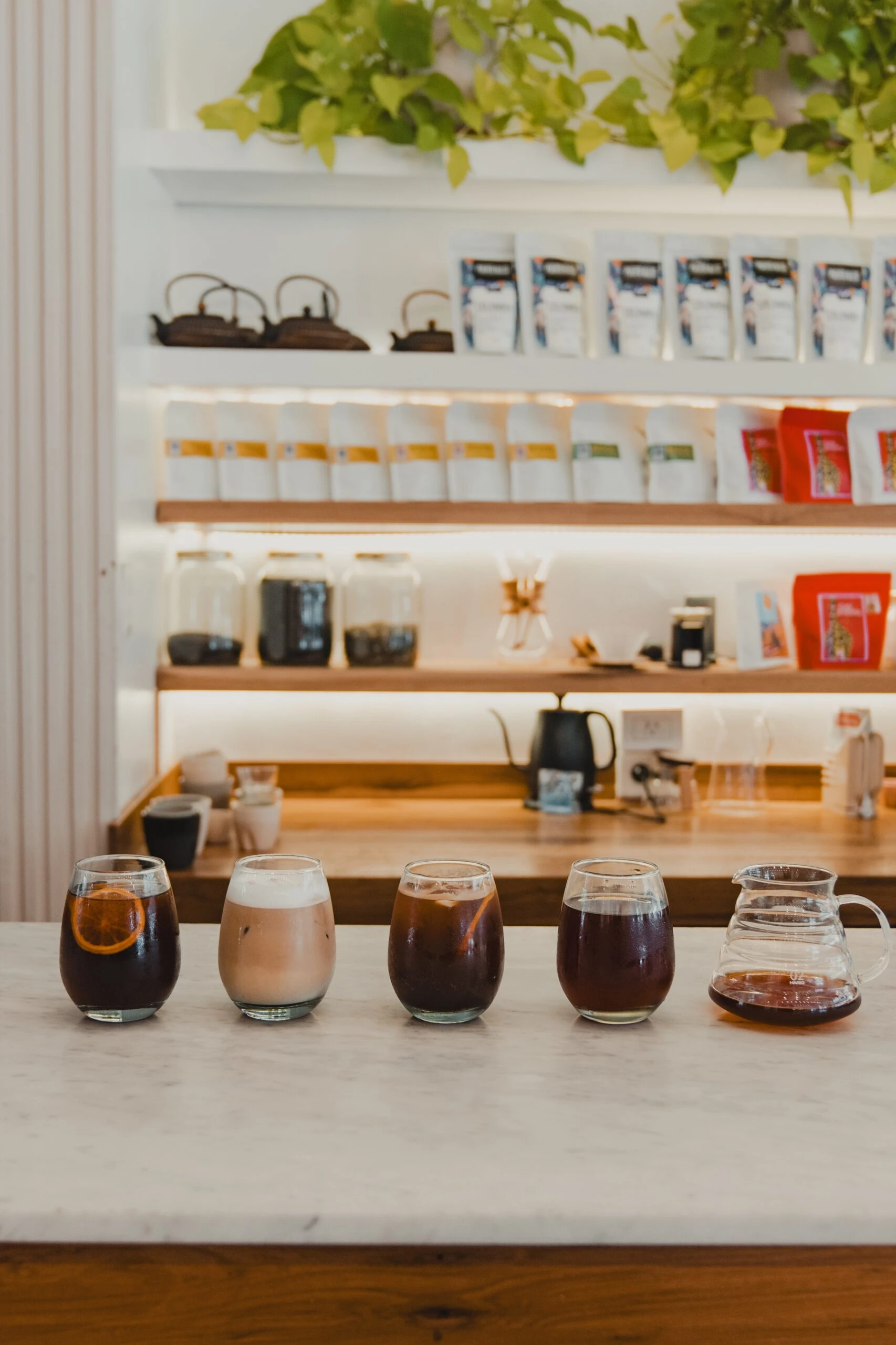 La vajilla, diseñada en exclusiva y a medida, refuerza la identidad visual de la marca.