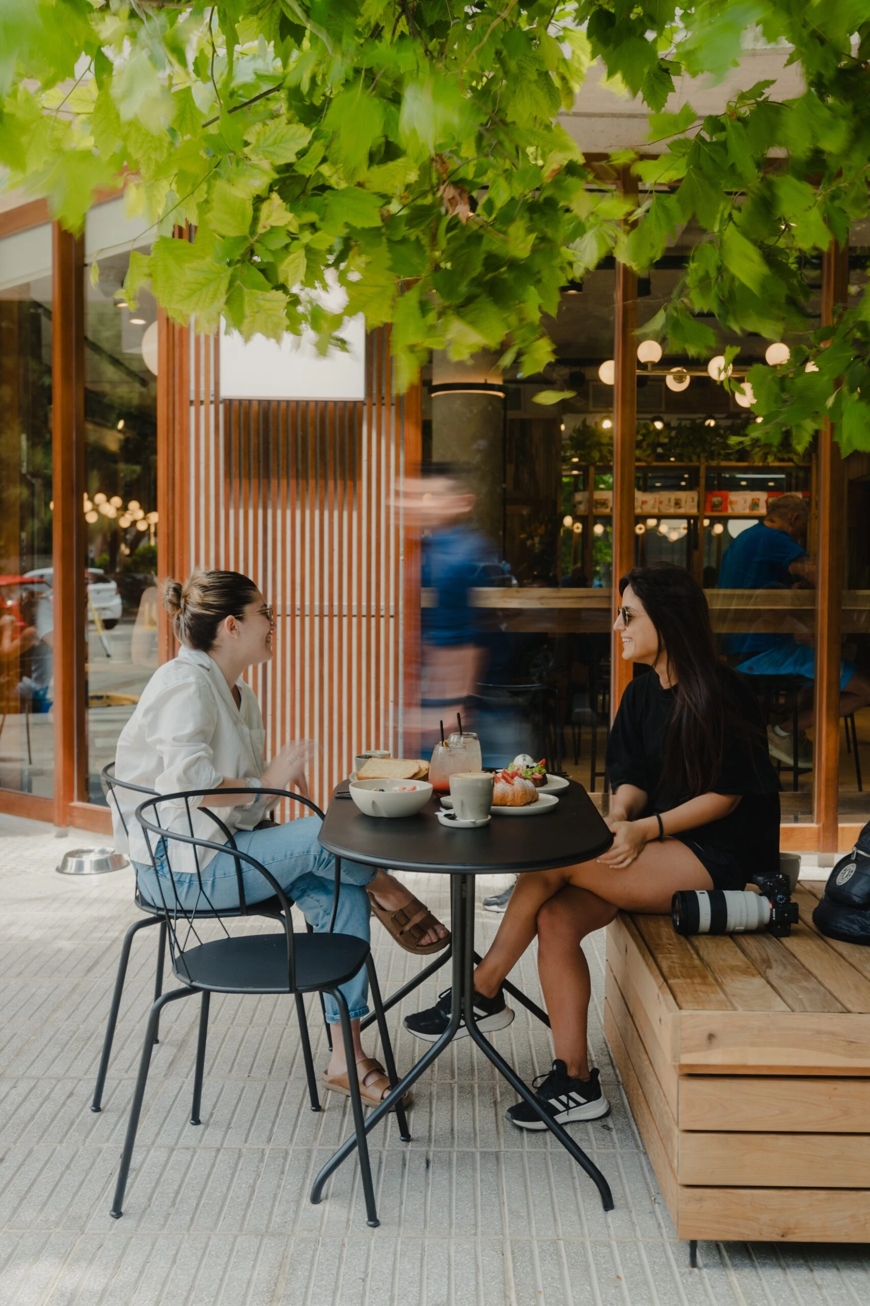 El diseño Rita Specialty Coffee genera un apacible refugio urbano. 