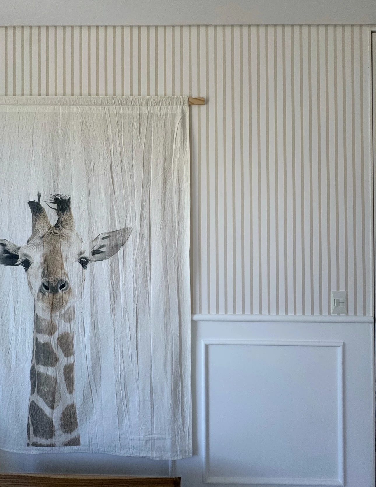 "Sabía que quería decorar con rayas", cuenta Clara Houssay. Y luego combinó las rayas con un tapiz con la figura de una jirafa.