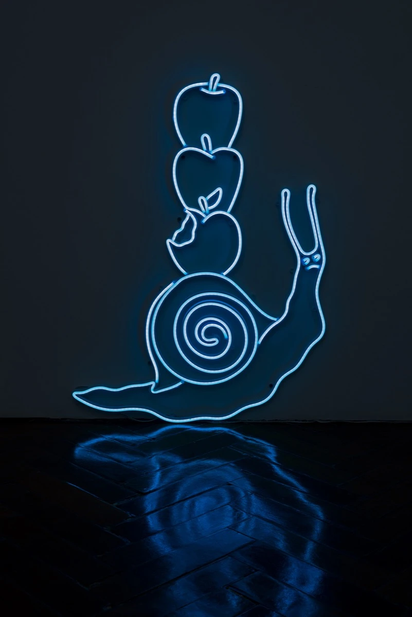 La silueta iluminada del caracol recibe a los visitantes de la exhibición de Santiago Paredes en Moria Galería. 