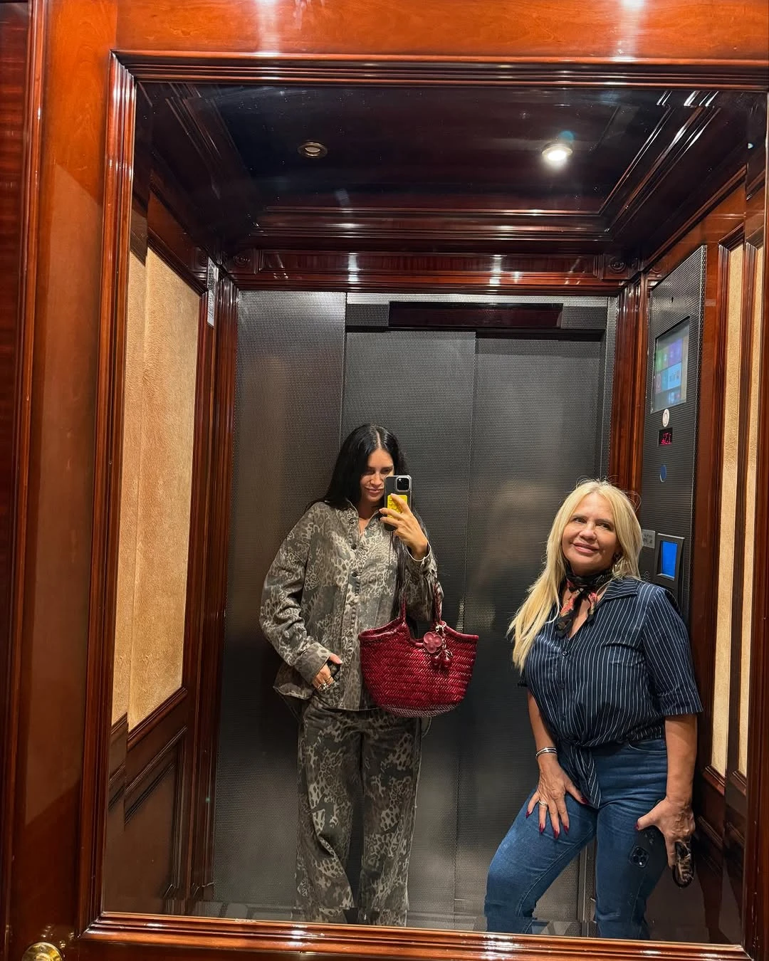 Zaira y su mamá en el ascensor del Chateau