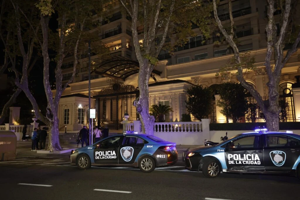 La policía se presentó en el Chateau