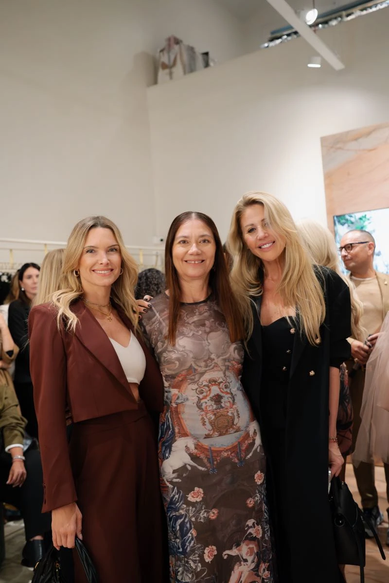 La diseñadora junto a Sofía Zámolo y Barbie Simons. 