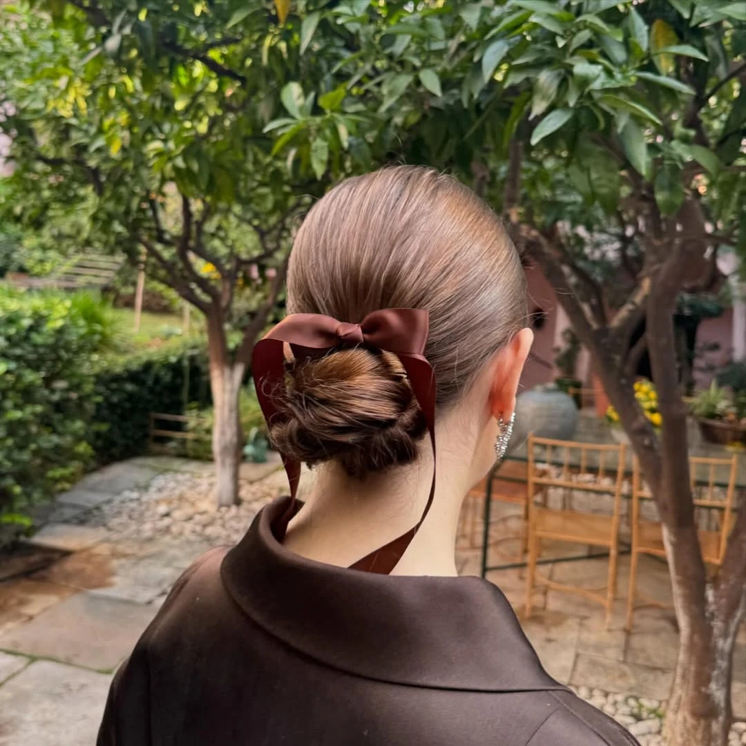 Alexandra de Hannover dio cátedra de cómo llevar el mocha mousse en otoño