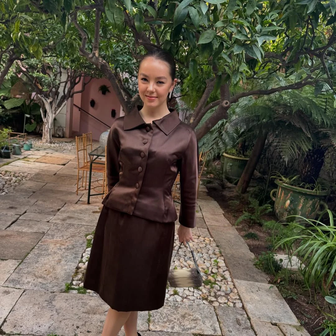 Alexandra de Hannover dio cátedra de cómo llevar el mocha mousse en otoño