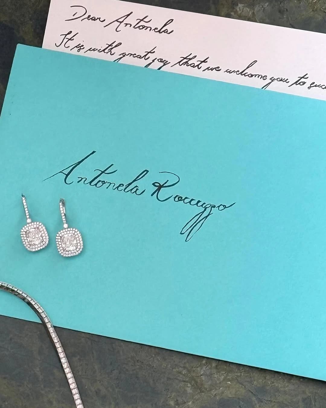 Antonela Roccuzzo deslumbró en Miami con un look sastrero chic