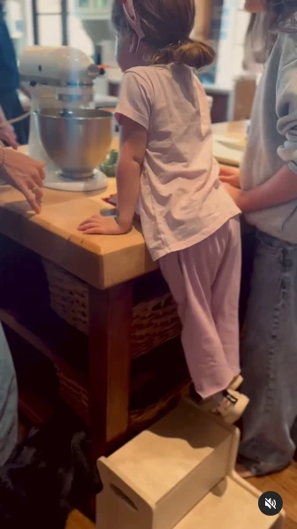 La pequeña Lilibet, que ya tiene 3 años, ayuda a su mamá a cocinar en un capítulo de la serie "Con amor, Meghan"