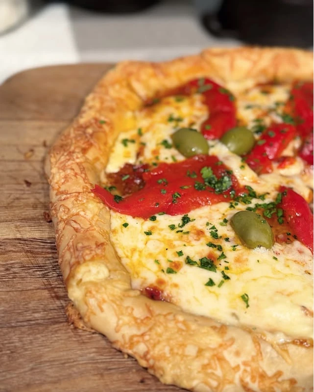 Pizza con bordes rellenos