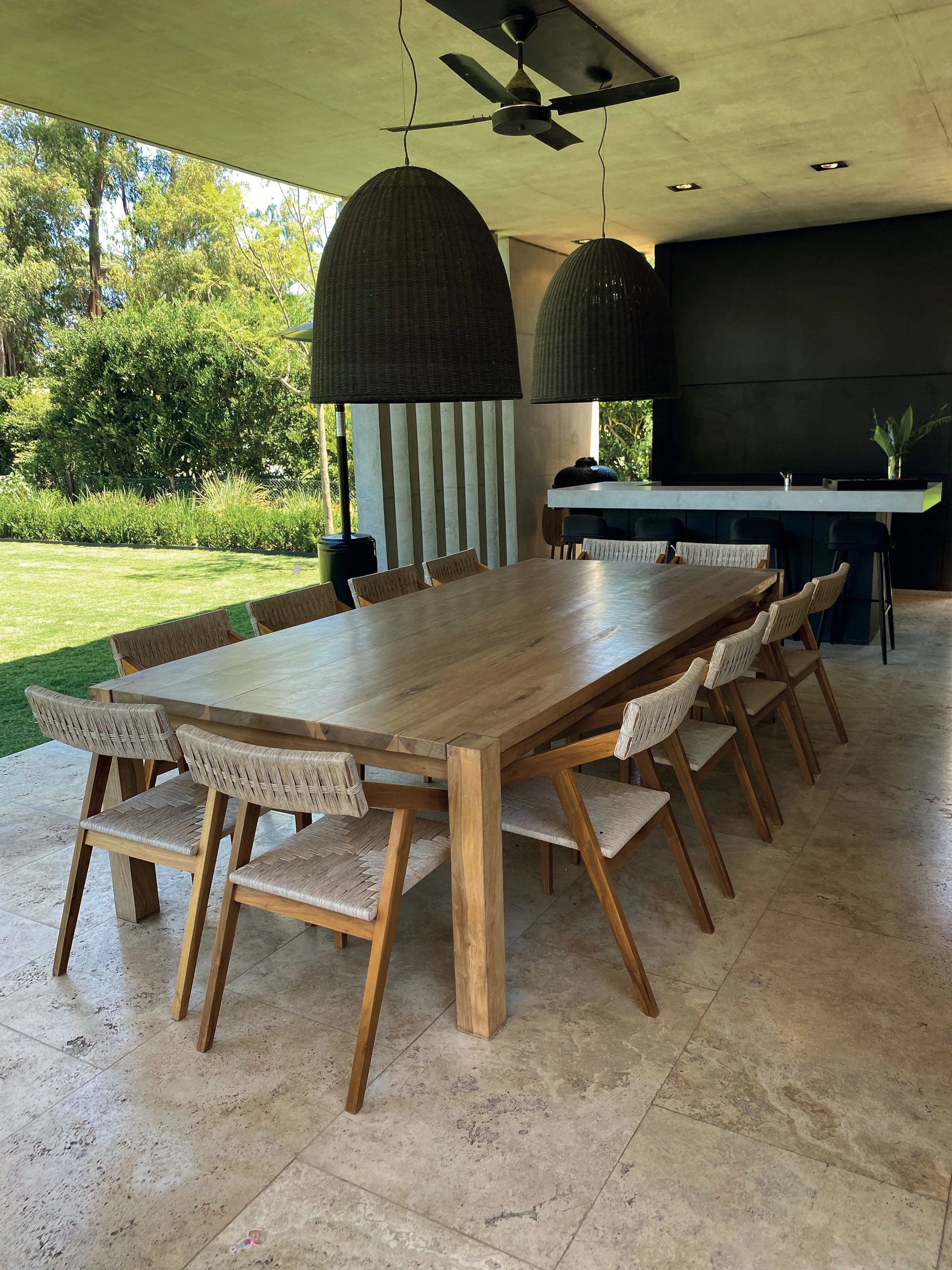 Una gran mesa de incienso con sillas en petiribí y tejido kraft es la estrella del quincho. 