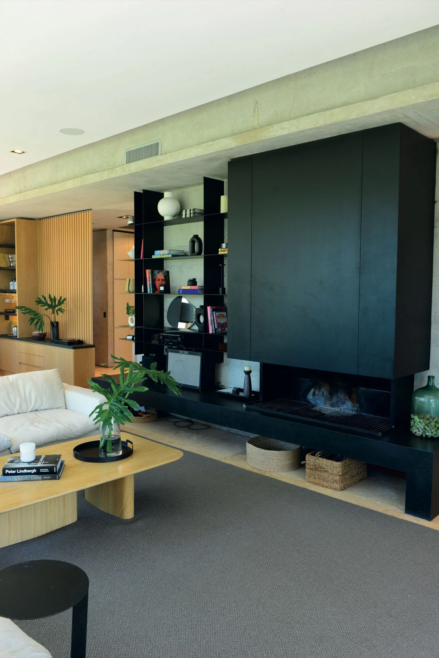 Madera en tonalidades naturales más negro: una combinación muy efectiva. 