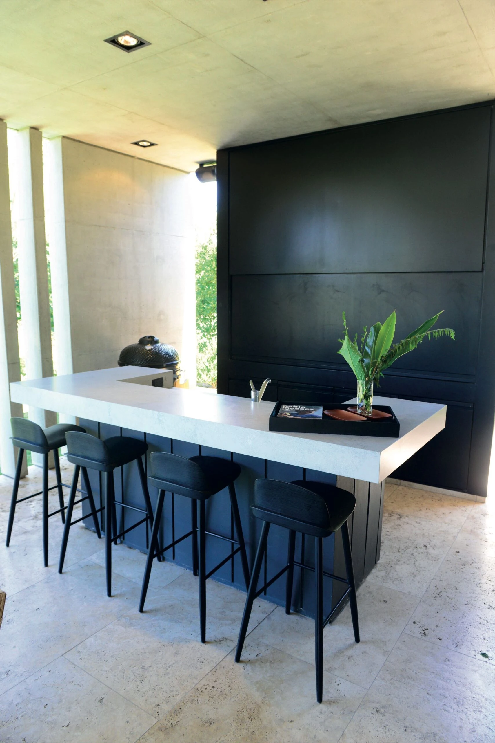 La barra junto a la parrilla, para que el espacio exterior sea perfecto. 