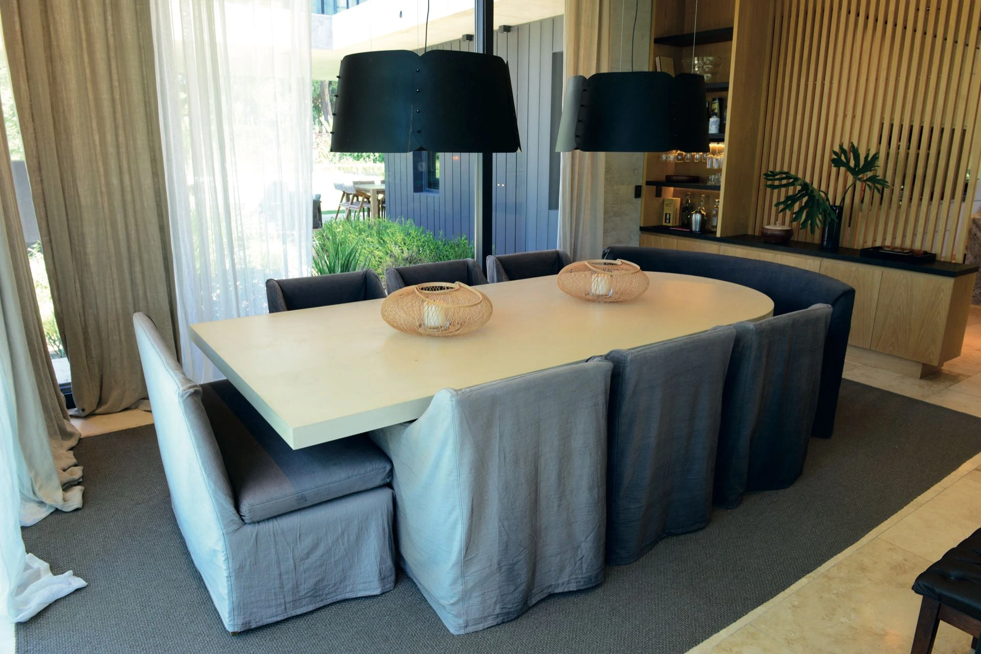 El comedor, sobrio y elegante. 