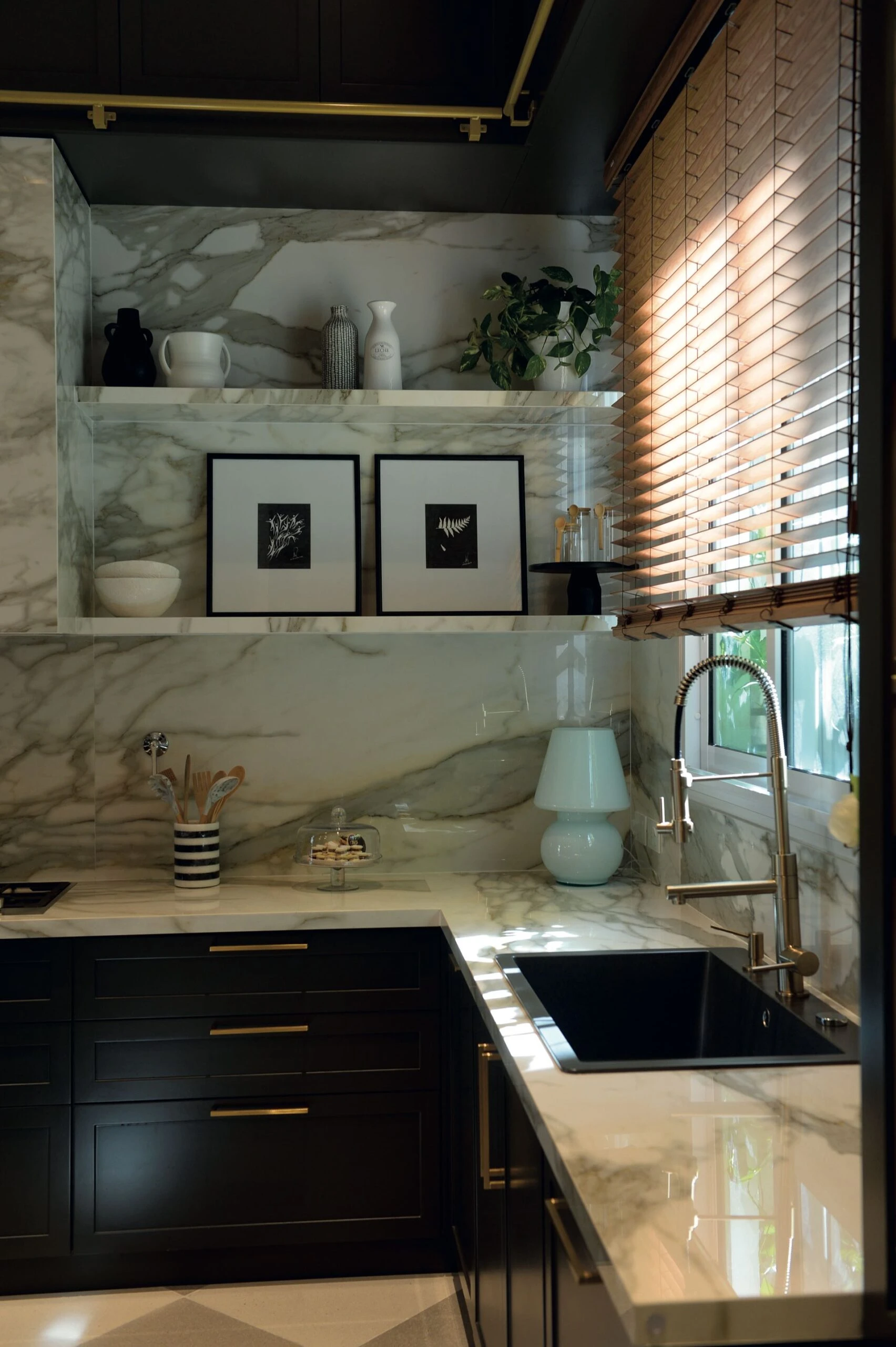 La cocina a juego con el estilo clásico y contemporáneo del departamento. 