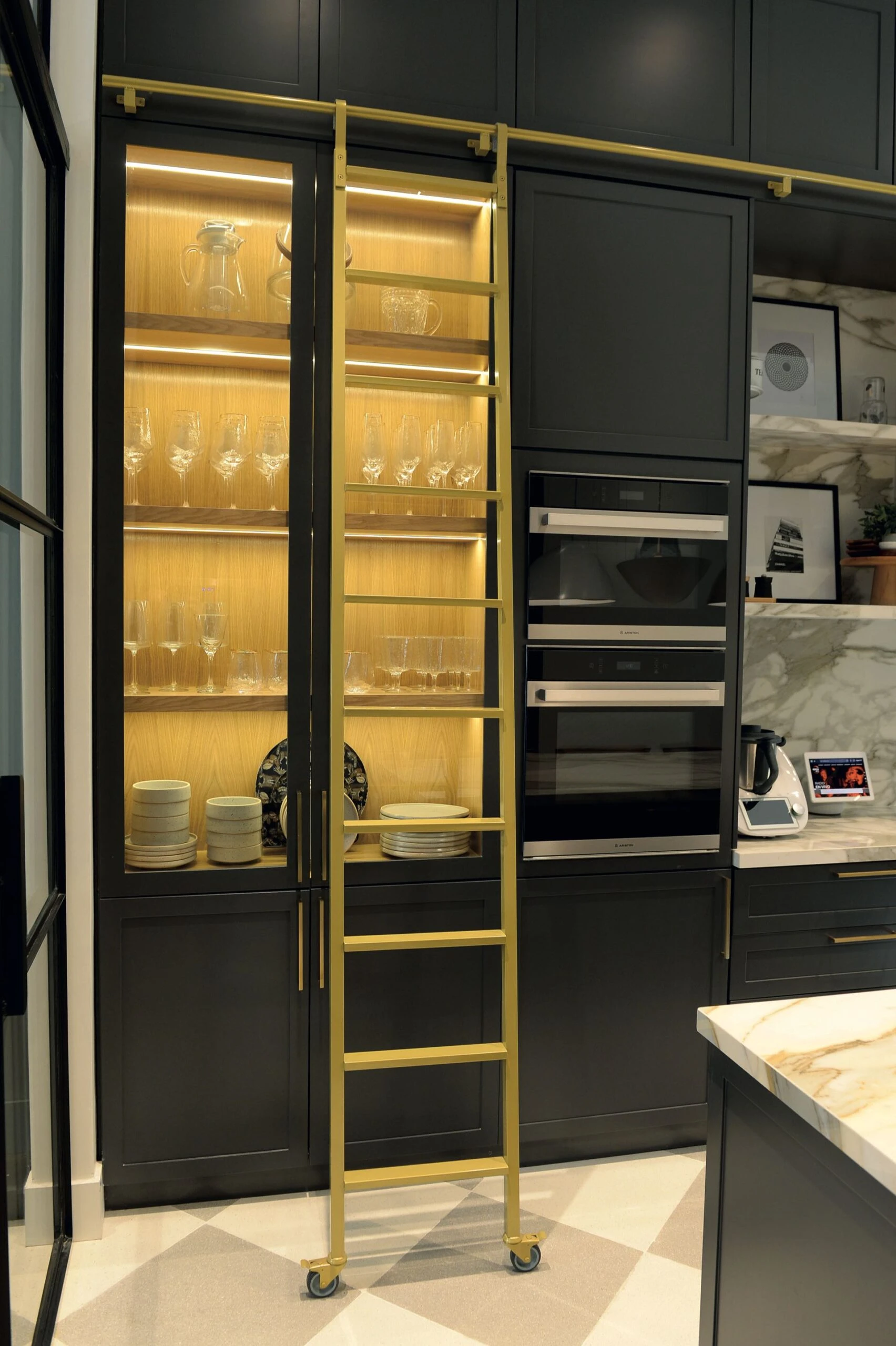 El amarillo/dorado llama la atención en en la escalera corrediza