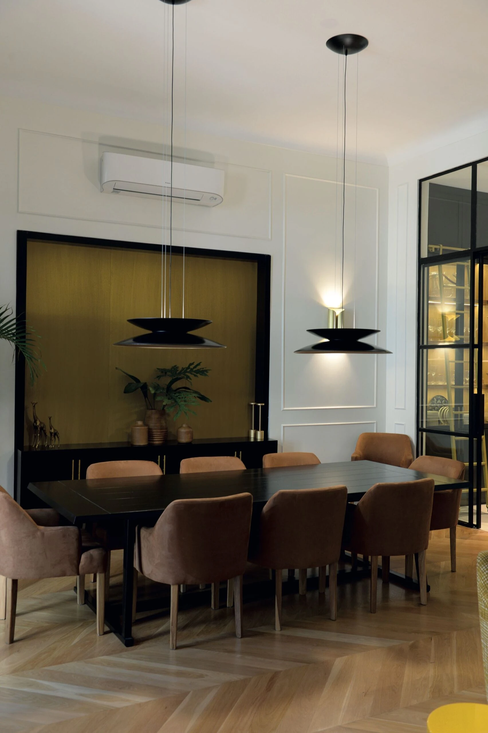 El comedor elegante y canchero, integrado a la cocina. 