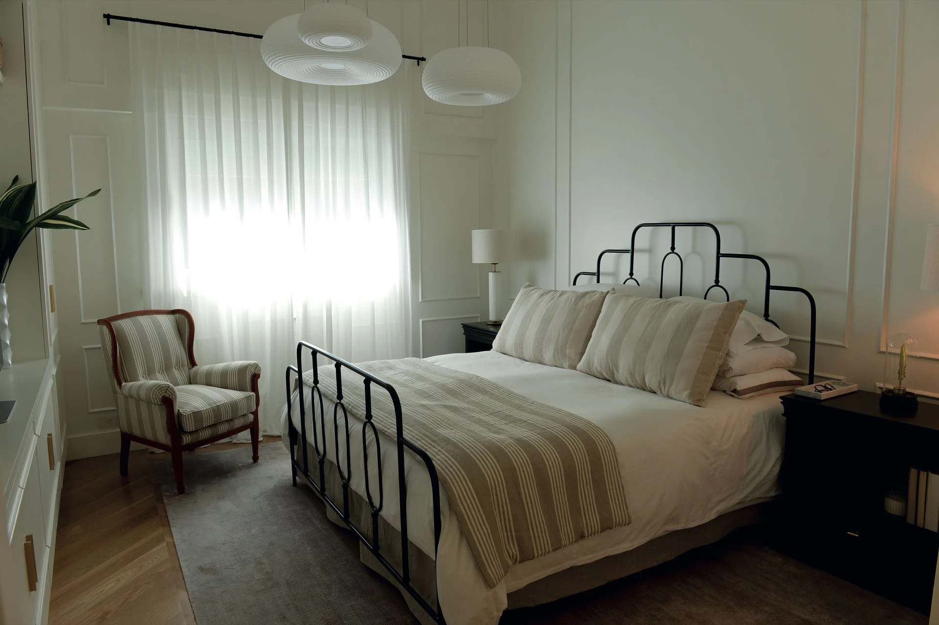 La vista se calma al contemplar este dormitorio simple y cálido. 