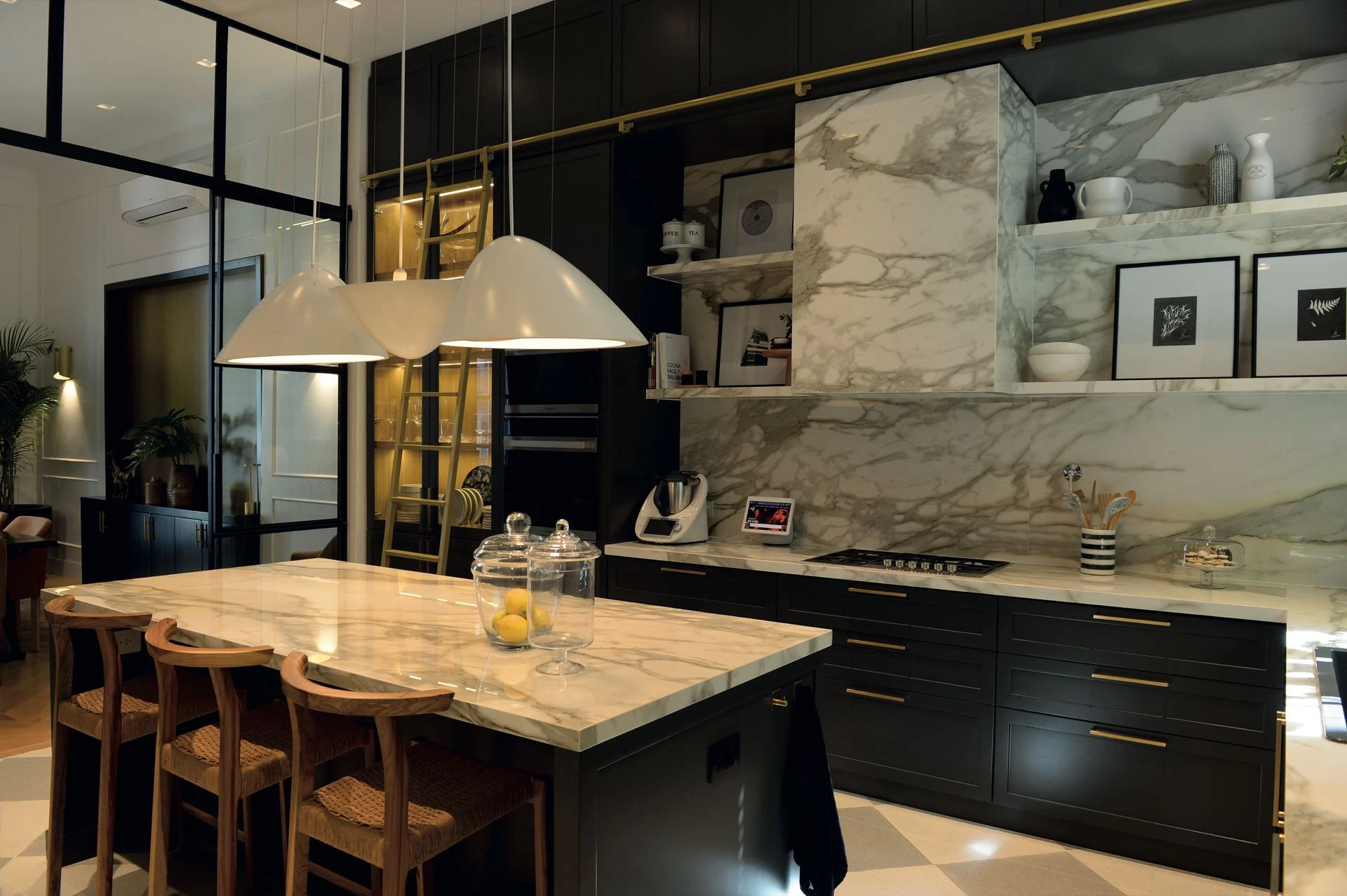 La cocina se presenta como una extensión natural del comedor.