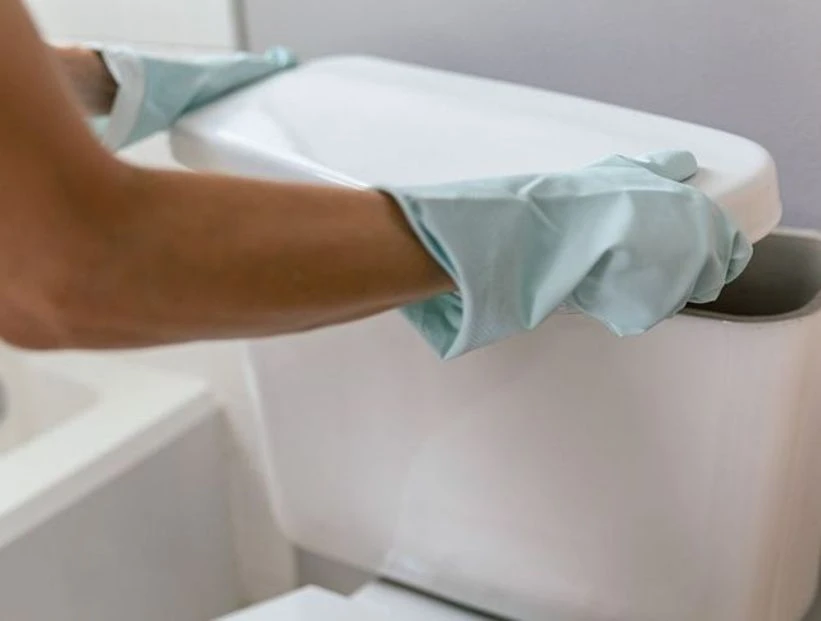 Cómo limpiar la mochila del inodoro y dejarla impecable