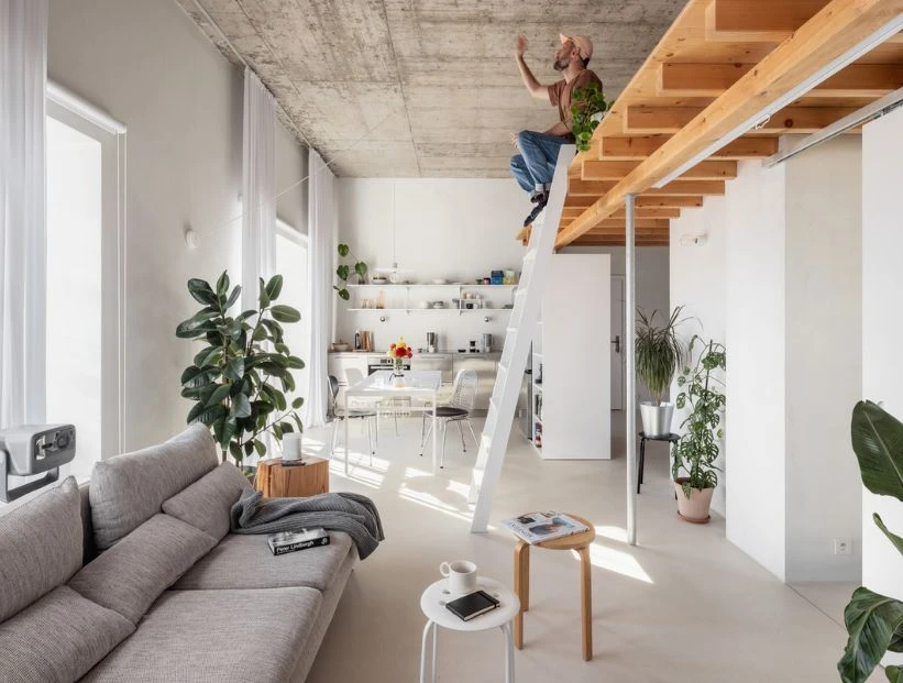 Así se diseñó un departamento con techos altos y espacios funcionales