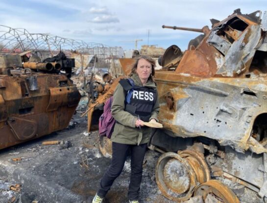 Día de la Mujer: la historia de Elisabetta Piqué, la corresponsal de guerra que enfrentó el machismo en Afganistán, Irak, Ucrania y otros campos de batalla