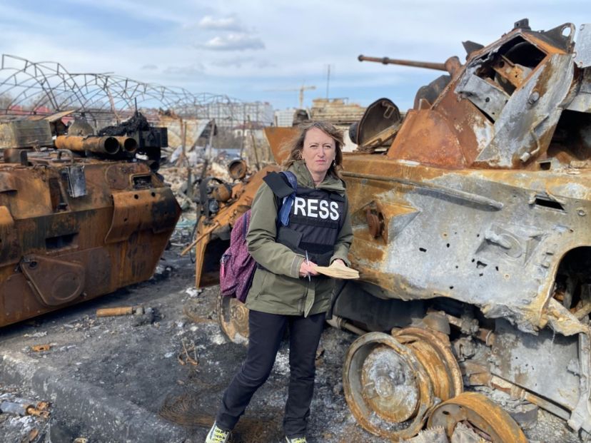 Día de la Mujer: la historia de Elisabetta Piqué, la corresponsal de guerra que enfrentó el machismo en Afganistán, Irak, Ucrania y otros campos de batalla