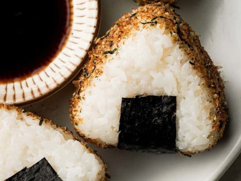 La receta de los onigiris de atún y mayonesa