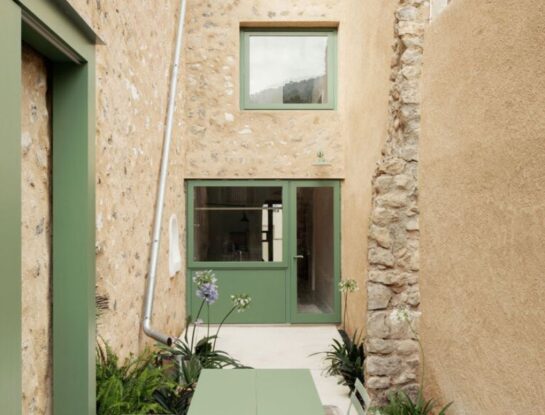 Una antigua casa entre medianeras reformada con mucho estilo