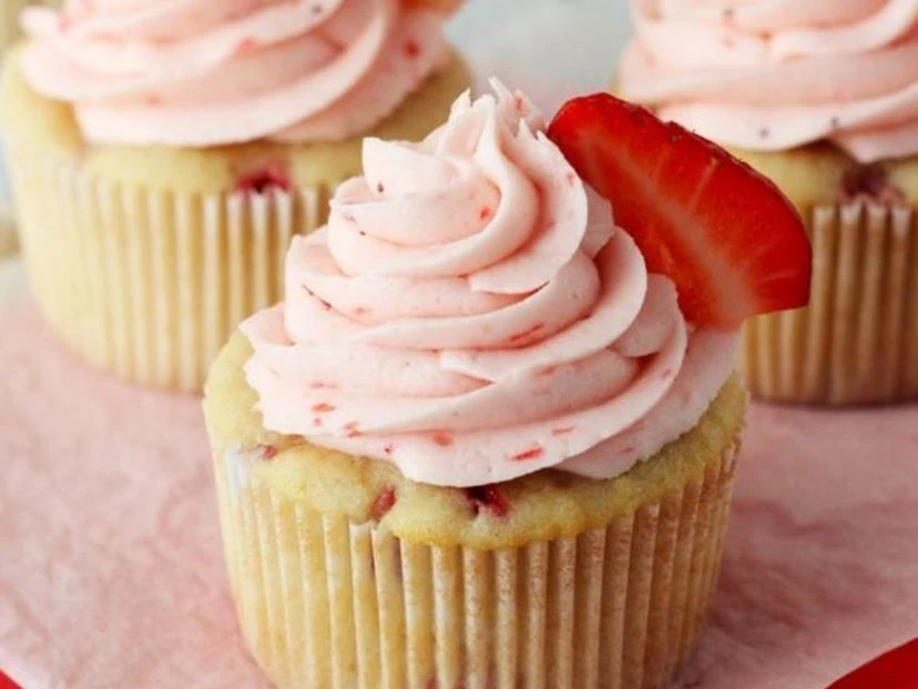 cupcakes de frutilla rellenos de chocolate blanco