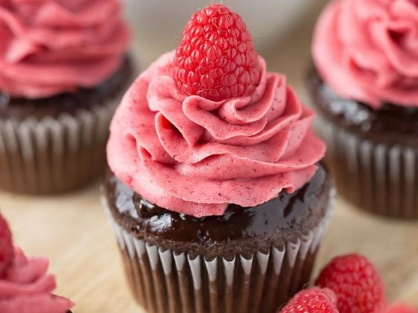 cupcakes de chocolate rellenos de frambuesas