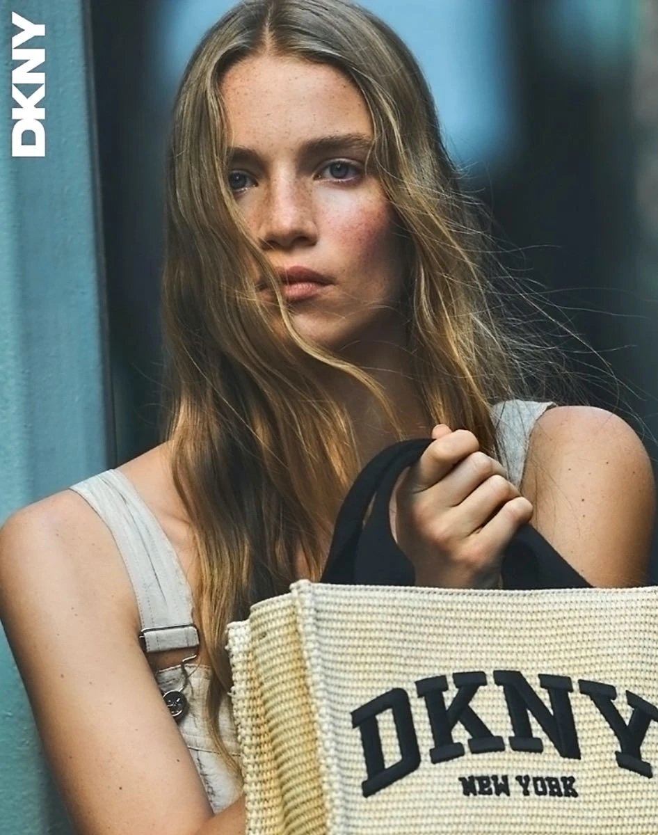DKNY presenta su campaña de colección primavera 2025 fotografiada por Daniel Jackson.