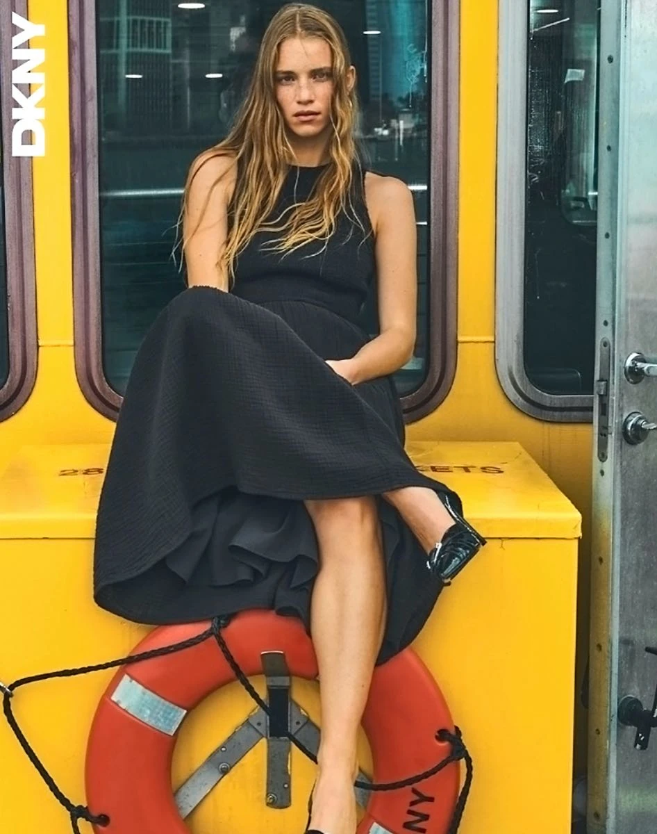 DKNY presenta su campaña de colección primavera 2025 fotografiada por Daniel Jackson.
