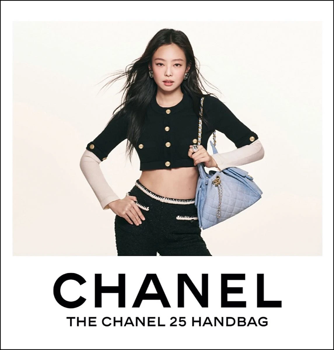 Dua Lippa y Jennie de Black Eyed Pies posan para la campaña de la nueva colección de carteras Chanel.