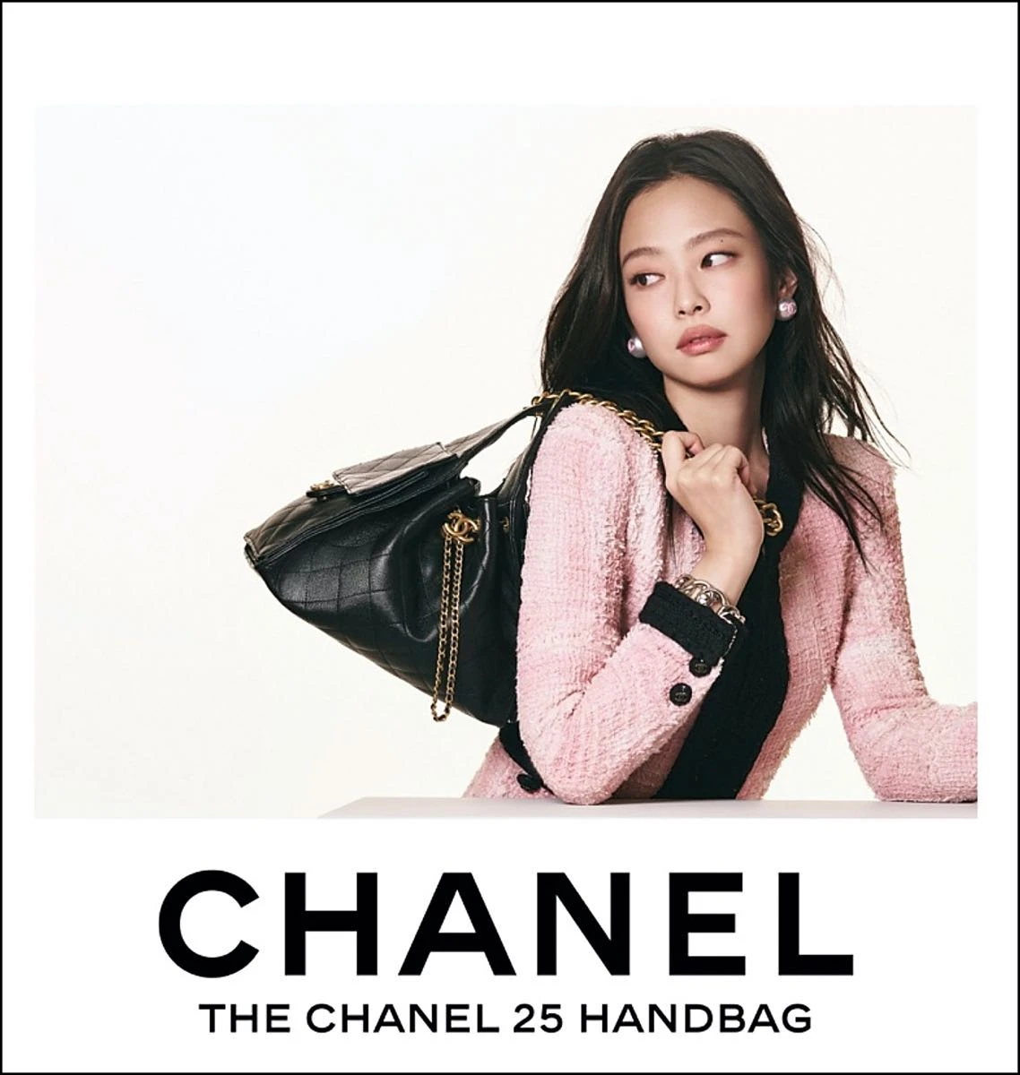 Dua Lippa y Jennie de Black Eyed Pies posan para la campaña de la nueva colección de carteras Chanel.