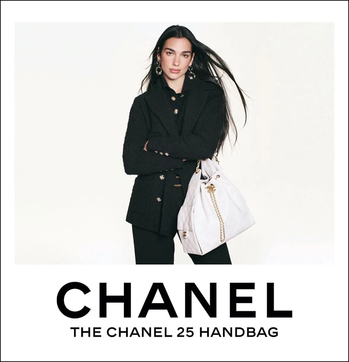 Dua Lippa y Jennie de Black Eyed Pies posan para la campaña de la nueva colección de carteras Chanel.