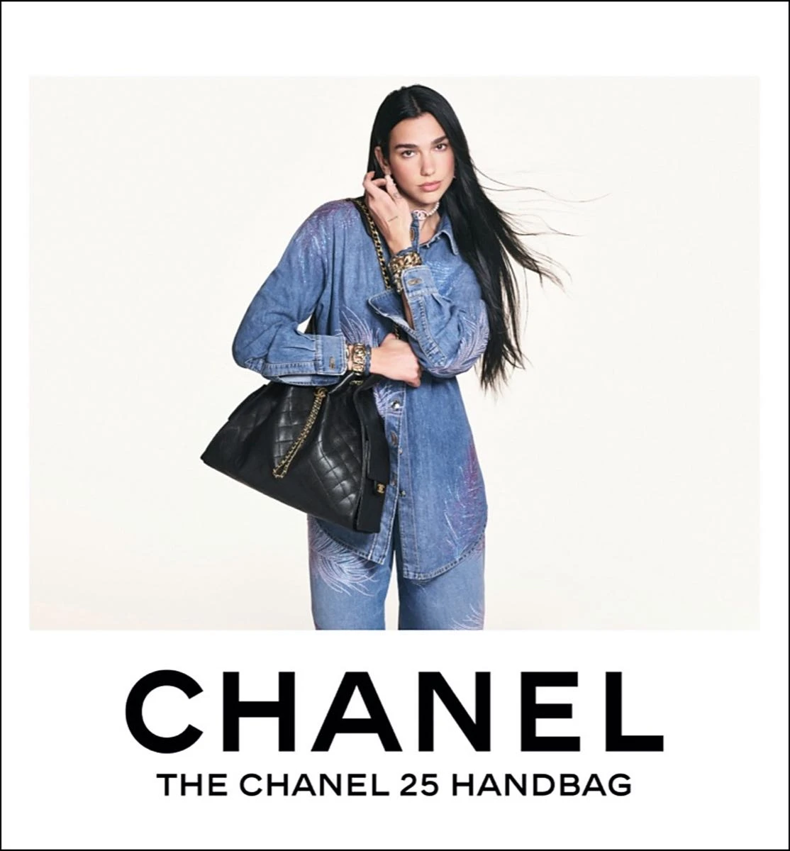 Dua Lippa y Jennie de Black Eyed Pies posan para la campaña de la nueva colección de carteras Chanel.