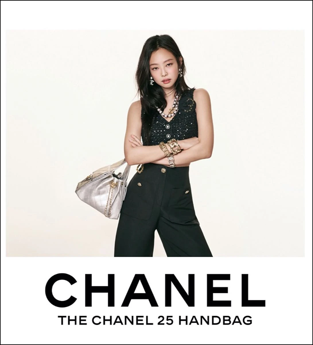 Dua Lippa y Jennie de Black Eyed Pies posan para la campaña de la nueva colección de carteras Chanel.