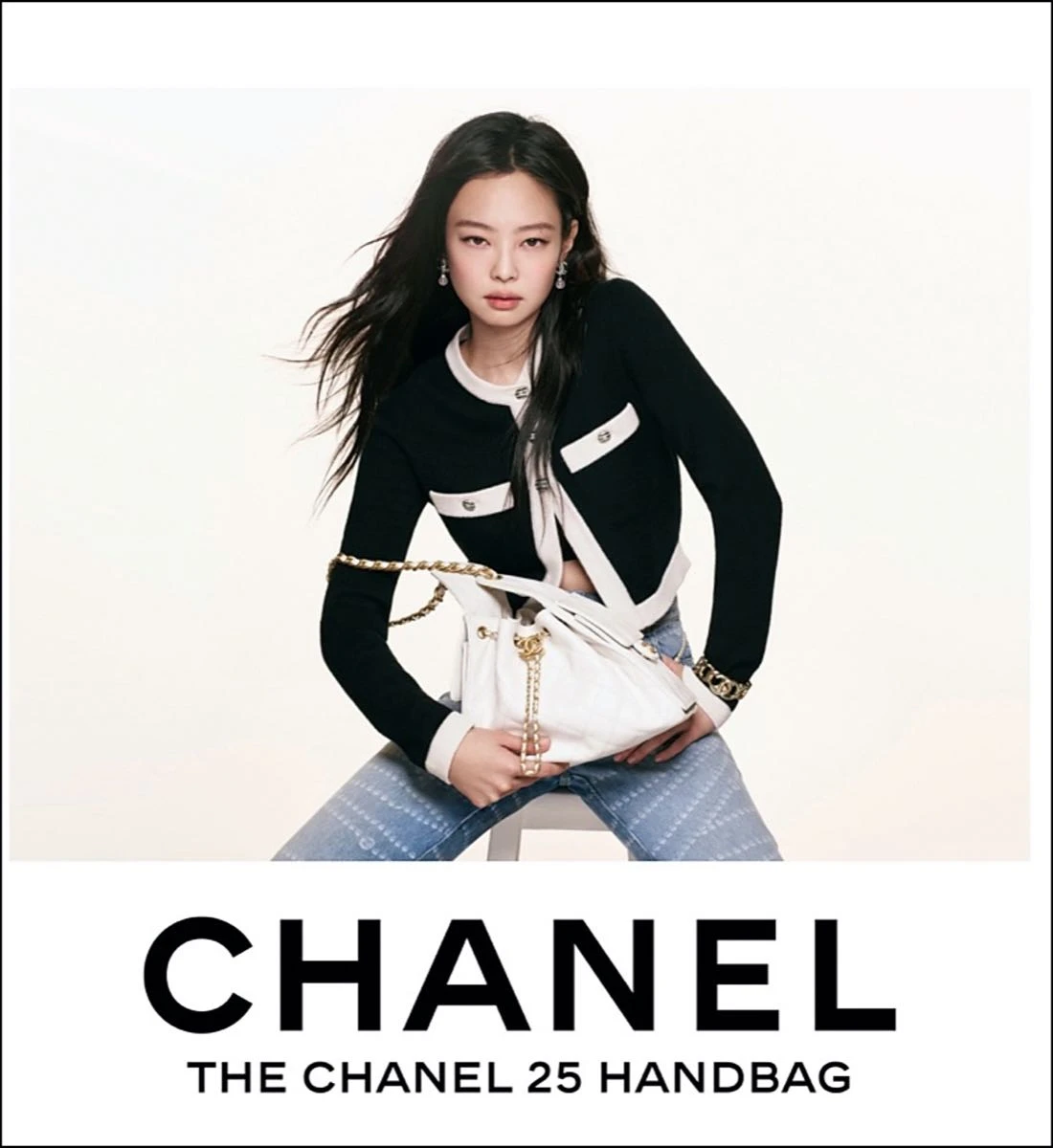 Dua Lippa y Jennie de Black Eyed Pies posan para la campaña de la nueva colección de carteras Chanel.