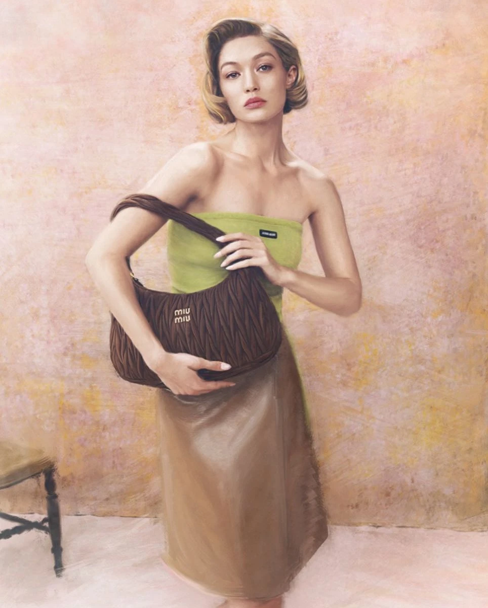 Gigi Hadid posa para a campaña de Miu Miu.