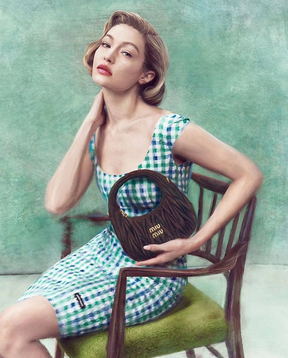 Gigi Hadid posa para a campaña de Miu Miu.