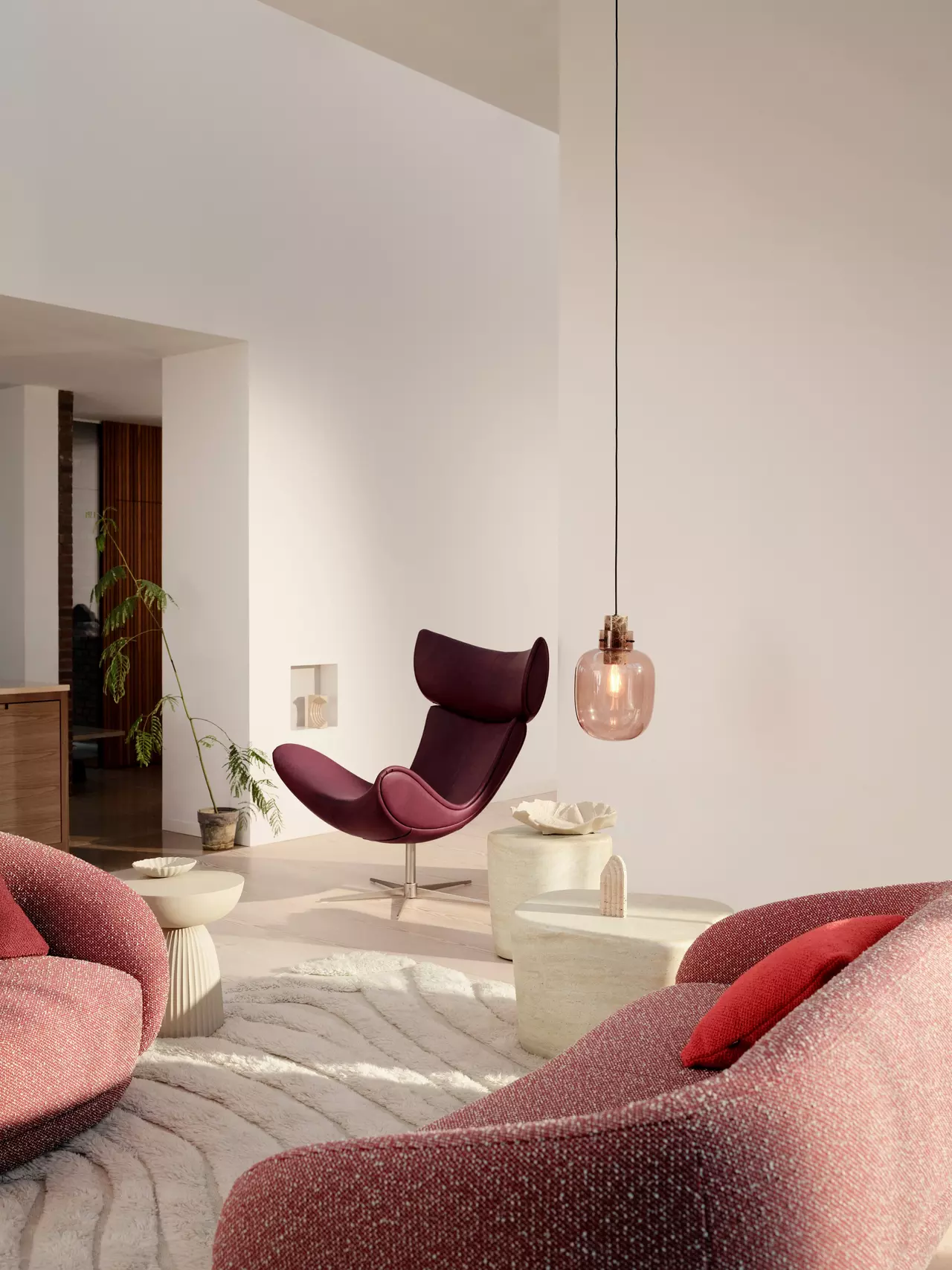 La Butaca Imola de piel en un living minimalista y luminoso, 100 % estilo danés.