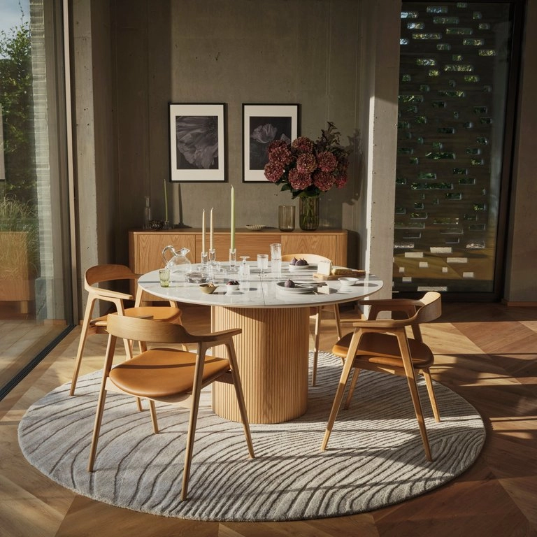 Comedor estilo danés, con madera elaborada, diseño minimalista y estilo elegante.