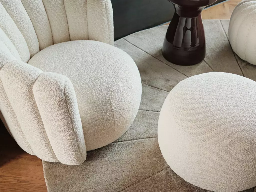 Butaca y pouf de Helena Christensen.