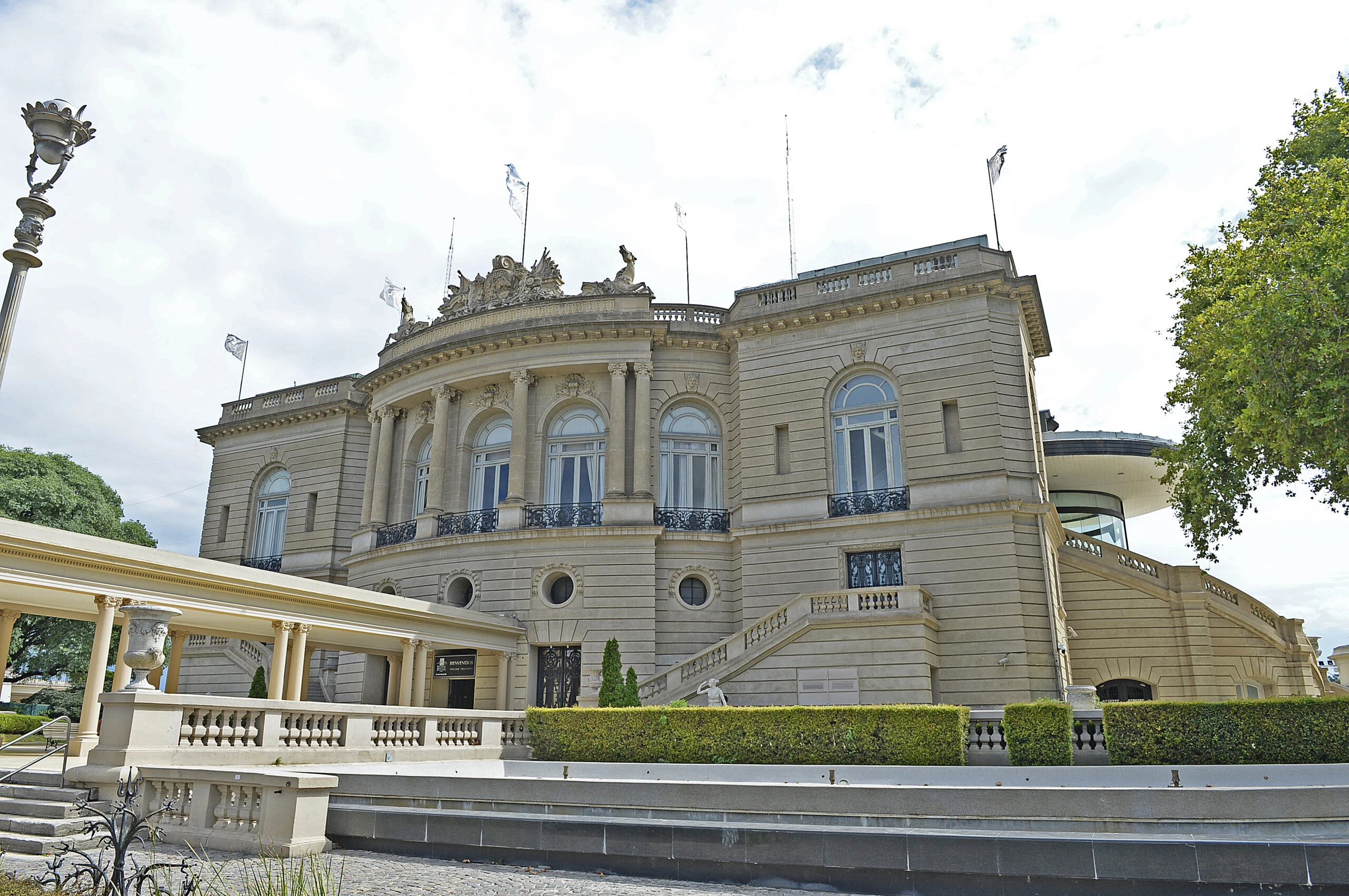 El predio del Hipódromo de Palermo contiene el salón Tattersal, obra del arquitecto italiano V. Cestari.
