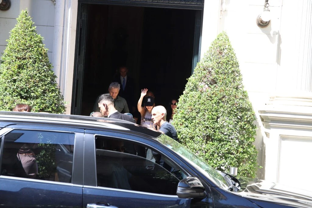 Shakira en Buenos Aires: el saludo a sus fans y una salida que dejó expectativas