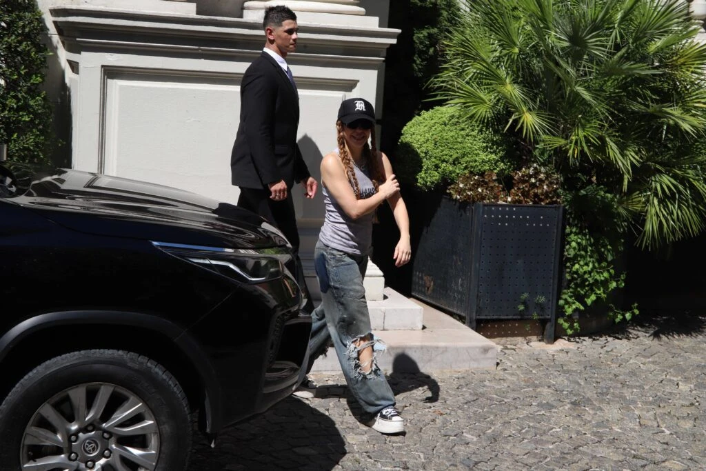 Shakira en Buenos Aires: el saludo a sus fans y una salida que dejó expectativas