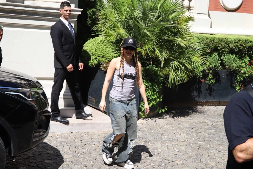 Shakira en Buenos Aires: el saludo a sus fans y una salida que dejó expectativas