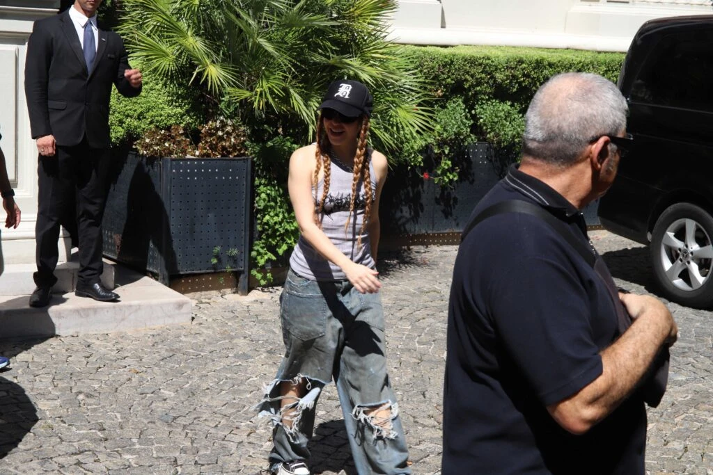 Shakira en Buenos Aires: el saludo a sus fans y una salida que dejó expectativas