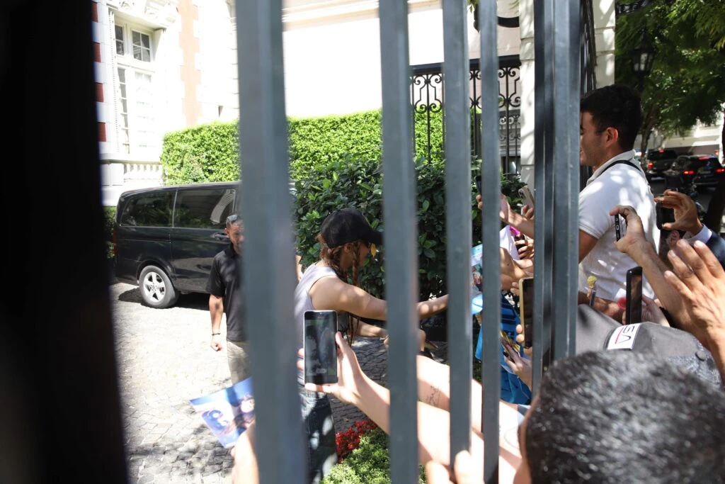 Shakira en Buenos Aires: el saludo a sus fans y una salida que dejó expectativas