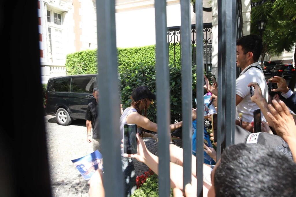 Shakira en Buenos Aires: el saludo a sus fans y una salida que dejó expectativas